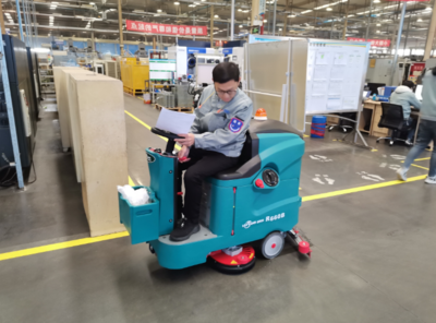 哈爾濱市工廠車間如何選擇駕駛式洗地機應對環(huán)氧地坪需求